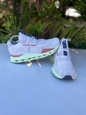 On Cloudnova Running Shoes Womens Size: 9